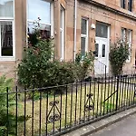 Victorian 3 Bedroom Main Door Flat, King Size Beds , Large アパート