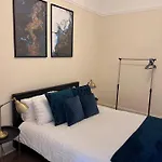 Victorian 3 Bedroom Main Door Flat, King Size Beds , Large