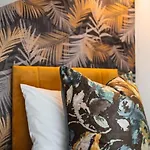 The West End Loft - 5* Retreat - Private Parking! *