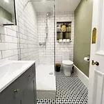 דירה 1 Bed Character Filled