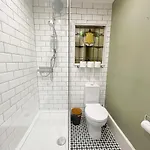 1 Bed Character Filled * גלאזגו