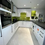 Apartment Glas Go Executive 2-bedroom Near Ovo Hydro Free Parking *