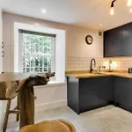 Lovely 2 Bedroom Garden Flat In Trendy West End *