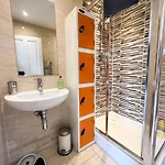 3-bed Bonny Flat - West End Centre