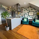 דירה 3-bed Bonny Flat - West End Centre גלאזגו