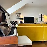 3-bed Bonny Flat - West End Centre Daire