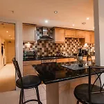 West End Escape - Prime Location Apartment *