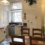 Apartment Spacious 3 Bed Flat In The Heart Of The West End. Glasgow