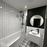 3 Bedroom/3 Bathroom Large Flat Near Ovo Hydro