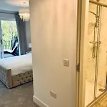 Executive Triplex House, 3 Bedroom 3 Bathrooms 1 Living Kitchen - Huge Terrace For Master Bedroom - Private E Parking Lez Congestion Zone Free - Garden - 5 Mins Drive To Centre Station 펜션