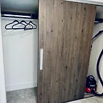 펜션 Executive Triplex House, 3 Bedroom 3 Bathrooms 1 Living Kitchen - Huge Terrace For Master Bedroom - Private E Parking Lez Congestion Zone Free - Garden - 5 Mins Drive To Centre Station *