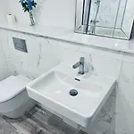 Executive Triplex House, 3 Bedroom 3 Bathrooms 1 Living Kitchen - Huge Terrace For Master Bedroom - Private E Parking Lez Congestion Zone Free - Garden - 5 Mins Drive To Centre Station * 글라스고