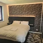 Ubytování v soukromí 3 Bedroom House With Free Parking - Travel Host Glasgow