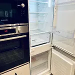 Executive Triplex House, 3 Bedroom 3 Bathrooms 1 Living Kitchen - Huge Terrace For Master Bedroom - Private E Parking Lez Congestion Zone Free - Garden - 5 Mins Drive To Centre Station 펜션 *