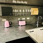 Executive Triplex House, 3 Bedroom 3 Bathrooms 1 Living Kitchen - Huge Terrace For Master Bedroom - Private E Parking Lez Congestion Zone Free - Garden - 5 Mins Drive To Centre Station 글라스고