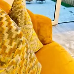 Executive Triplex House, 3 Bedroom 3 Bathrooms 1 Living Kitchen - Huge Terrace For Master Bedroom - Private E Parking Lez Congestion Zone Free - Garden - 5 Mins Drive To Centre Station 펜션 글라스고