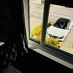 Executive Triplex House, 3 Bedroom 3 Bathrooms 1 Living Kitchen - Huge Terrace For Master Bedroom - Private E Parking Lez Congestion Zone Free - Garden - 5 Mins Drive To Centre Station 펜션 글라스고