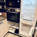 Executive Triplex House, 3 Bedroom 3 Bathrooms 1 Living Kitchen - Huge Terrace For Master Bedroom - Private E Parking Lez Congestion Zone Free - Garden - 5 Mins Drive To Centre Station * 글라스고