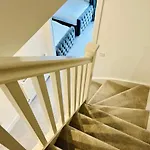 Executive Triplex House, 3 Bedroom 3 Bathrooms 1 Living Kitchen - Huge Terrace For Master Bedroom - Private E Parking Lez Congestion Zone Free - Garden - 5 Mins Drive To Centre Station