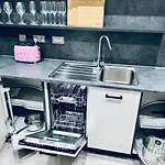 펜션 Executive Triplex House, 3 Bedroom 3 Bathrooms 1 Living Kitchen - Huge Terrace For Master Bedroom - Private E Parking Lez Congestion Zone Free - Garden - 5 Mins Drive To Centre Station 글라스고