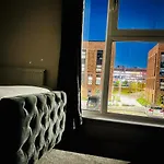 Executive Triplex House, 3 Bedroom 3 Bathrooms 1 Living Kitchen - Huge Terrace For Master Bedroom - Private E Parking Lez Congestion Zone Free - Garden - 5 Mins Drive To Centre Station * 글라스고