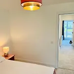 Executive Triplex House, 3 Bedroom 3 Bathrooms 1 Living Kitchen - Huge Terrace For Master Bedroom - Private E Parking Lez Congestion Zone Free - Garden - 5 Mins Drive To Centre Station 글라스고