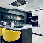 Executive Triplex House, 3 Bedroom 3 Bathrooms 1 Living Kitchen - Huge Terrace For Master Bedroom - Private E Parking Lez Congestion Zone Free - Garden - 5 Mins Drive To Centre Station 펜션