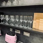 펜션 Executive Triplex House, 3 Bedroom 3 Bathrooms 1 Living Kitchen - Huge Terrace For Master Bedroom - Private E Parking Lez Congestion Zone Free - Garden - 5 Mins Drive To Centre Station