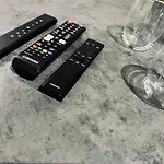 펜션 Executive Triplex House, 3 Bedroom 3 Bathrooms 1 Living Kitchen - Huge Terrace For Master Bedroom - Private E Parking Lez Congestion Zone Free - Garden - 5 Mins Drive To Centre Station 글라스고