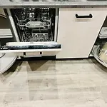 Executive Triplex House, 3 Bedroom 3 Bathrooms 1 Living Kitchen - Huge Terrace For Master Bedroom - Private E Parking Lez Congestion Zone Free - Garden - 5 Mins Drive To Centre Station 글라스고