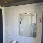 Ubytování v soukromí 3 Bedroom House With Free Parking - Travel Host