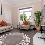 4 Bedrooms Homely House - Sleeps 6 Comfortably With 6 Double Beds,glasgow, Free Street Parking, Business Travellers, Contractors, & Holiday-goers, Near Major Transport Links In & Centre, Perfect For Common Wealth Games 2026 * Glasgow