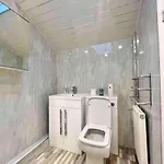Spacious 3 Bedroom In - Free Parking Nyaraló *