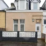 Spacious 3 Bedroom In - Free Parking