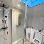 Nyaraló Spacious 3 Bedroom In - Free Parking
