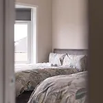 4 Bedrooms Homely House - Sleeps 6 Comfortably With 6 Double Beds,glasgow, Free Street Parking, Business Travellers, Contractors, & Holiday-goers, Near Major Transport Links In & Centre, Perfect For Common Wealth Games 2026 Glasgow