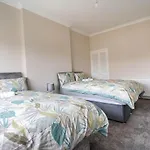 4 Bedrooms Homely House - Sleeps 6 Comfortably With 6 Double Beds,glasgow, Free Street Parking, Business Travellers, Contractors, & Holiday-goers, Near Major Transport Links In & Centre, Perfect For Common Wealth Games 2026 Apartmán