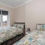 4 Bedrooms Homely House - Sleeps 6 Comfortably With 6 Double Beds,glasgow, Free Street Parking, Business Travellers, Contractors, & Holiday-goers, Near Major Transport Links In & Centre, Perfect For Common Wealth Games 2026 Apartman Glasgow
