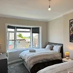 4 Bedrooms Homely House - Sleeps 6 Comfortably With 6 Double Beds,glasgow, Free Street Parking, Business Travellers, Contractors, & Holiday-goers, Near Major Transport Links In & Centre, Perfect For Common Wealth Games 2026 Apartman Glasgow