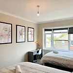 4 Bedrooms Homely House - Sleeps 6 Comfortably With 6 Double Beds,glasgow, Free Street Parking, Business Travellers, Contractors, & Holiday-goers, Near Major Transport Links In & Centre, Perfect For Common Wealth Games 2026 Glasgow