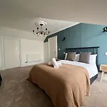 Spacious 3 Bedroom In - Free Parking *