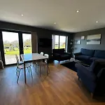 Spacious 3-bedroom On Country Estate Near - Sleeps 6 Glasgow