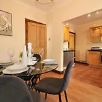 Signature - Lincoln View 글라스고