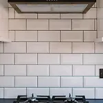 Emirates Aparthouse דירה