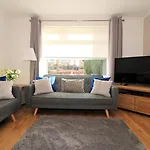 Signature - Gordon House Daire *