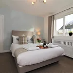 Signature - Gordon House Daire *
