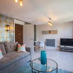 Beautiful West End Flat With Private Parking דירה *