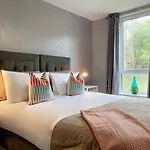 Beautiful West End Flat With Private Parking דירה