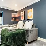 Luxurious Park District Duplex