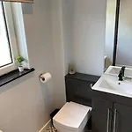 Rustic Floor West End Pad With Balcony, Parking Next To Byers Road, Aston Lane, Uni גלאזגו